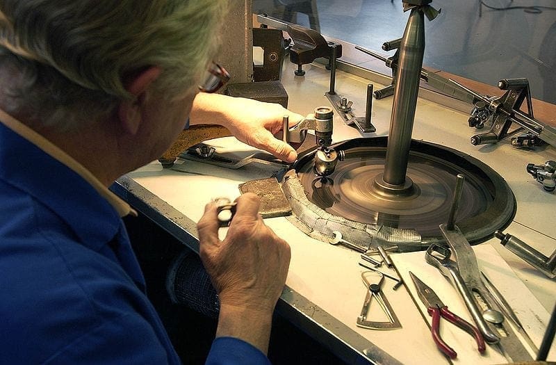 Signet purchases Botswana diamond polishing factory