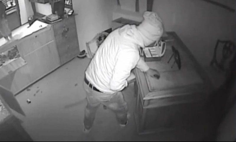 VIDEO: Gang raid East Grinstead jewellery store in 60 seconds