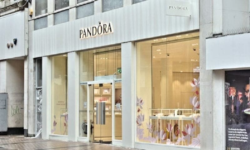 Pandora CEO steps down following profit warning