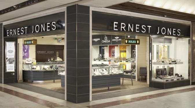 Signet sees Q1 sales fall