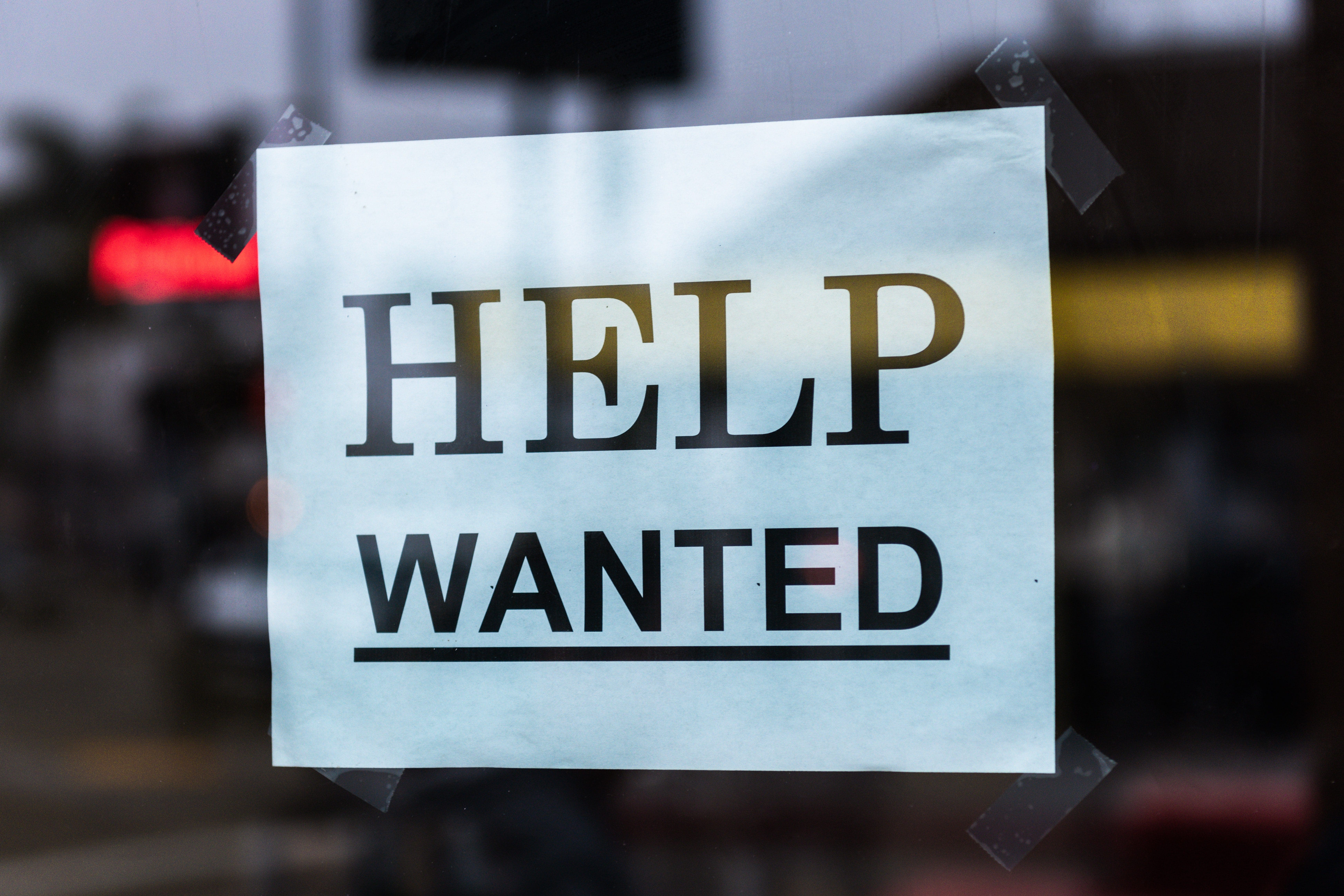 Unemployment falls to 4.7% as job vacancies hit record high